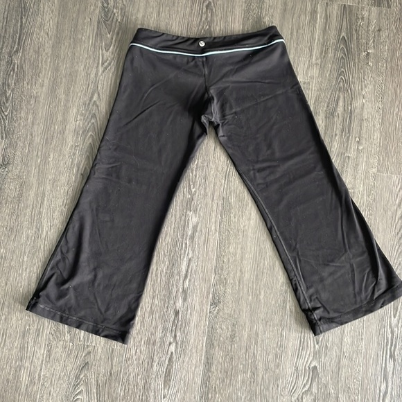 Sz8 Lululemon Black Clam diggers GUC in black with baby blue ribbing accent - Picture 4 of 7